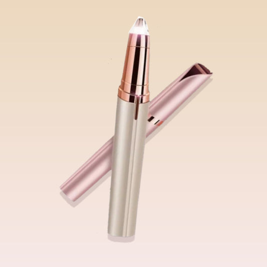 Depilador de cejas con diseño de lápiz labial, de pie junto a su tapa rosa