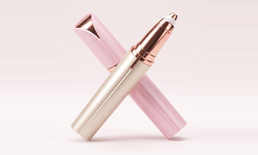 Depilador eléctrico de cejas con su tapa rosa